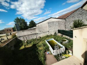 Jardin de 370 m² à aménager, offrant un beau potentiel d’aménagement extérieur