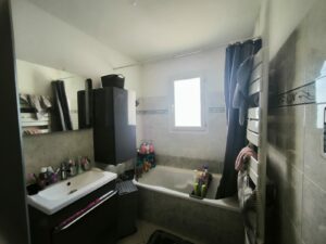 Salle de bains avec WC, fonctionnelle et bien agencée