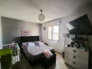 Chambre 1, avec fenêtre sur jardin, dans une maison au cœur du village