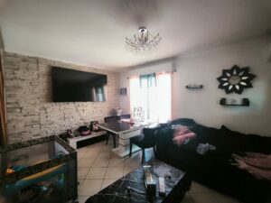 Pièce de vie lumineuse, dans une maison à vendre à Saint-Mamert-du-Gard