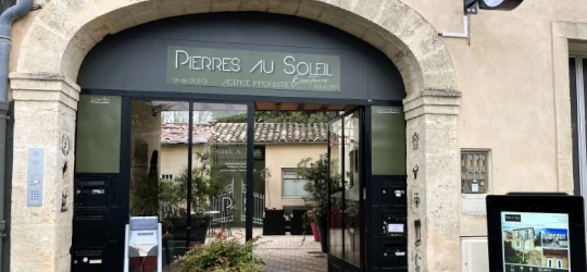 Vue extérieure de l’agence immobilière à Calvisson, située au cœur du Gard