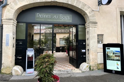 Façade de l’agence de Calvisson, spécialiste de l’immobilier de charme dans le Gard