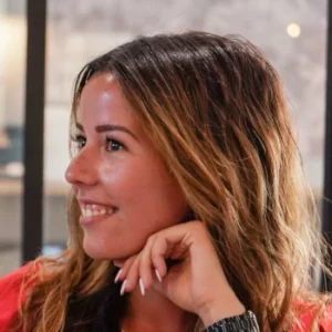 Portrait de Laura Grolier, conseillère immobilière dans le Gard