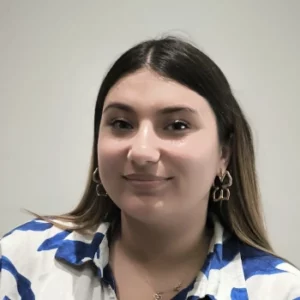 Portrait de Léa Morlin, agente immobilière chez Pierres au Soleil à Alès