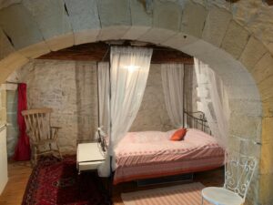 Grande chambre avec poutres apparentes à Saint-Dionisy