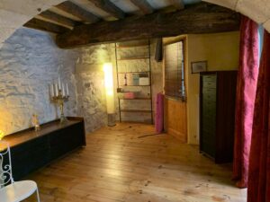 Grande chambre avec poutres apparentes à Saint-Dionisy