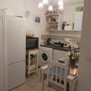 Cuisine ouverte meublée dans une villa à vendre à Calvisson