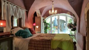 Chambre avec vue sur le patio intérieur dans une maison de village