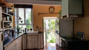 Cuisine équipée et indépendante dans une maison de 5 pièces à Saint-Dionisy