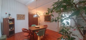 Salle à manger séparée avec cachet dans une maison de village à vendre