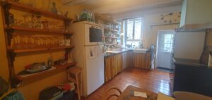 Cuisine équipée et indépendante dans une maison de 5 pièces à Saint-Dionisy