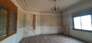 Première chambre lumineuse à rénover à l’étage d’une maison à vendre à Saint-Laurent-d’Aigouze