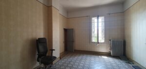 Deuxième chambre avec fenêtre sur jardin dans une maison de village à Saint-Laurent-d’Aigouze