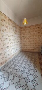 Pièce dans une maison à rénover à Saint-Laurent-d’Aigouze