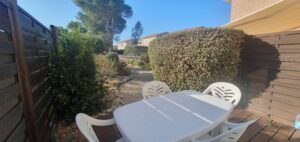 Terrasse avant de la maisonnette dans une résidence de loisir à Calvisson