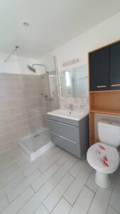 Salle d’eau avec douche dans une maison de plain-pied à Calvisson