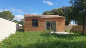 Vue extérieure d’une maison en bois de plain-pied à vendre à Calvisson
