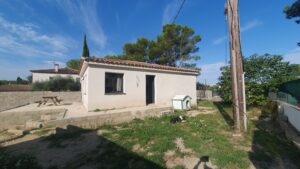 Autre vue de la façade de la villa à Caveirac, dans un quartier résidentiel calme