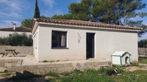 Façade principale de la villa individuelle à vendre à Caveirac, avec jardin de 450 m²