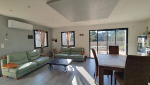 Salon à rafraîchir avec climatisation réversible dans une maison de plain-pied à Caveirac