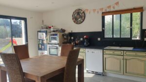 Cuisine ouverte sur séjour dans villa 3 pièces à vendre à Caveirac