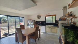 Pièce de vie lumineuse avec cuisine ouverte dans une villa à vendre à Caveirac