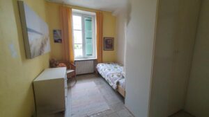 Une des trois chambres de la maison à vendre à Calvisson, avec belle hauteur sous plafond