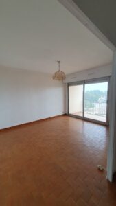 Salon-salle à manger lumineux avec accès au balcon, au 6e étage