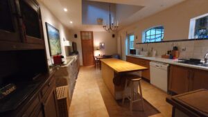 Cuisine aménagée avec accès direct à la cour, dans une maison de village à vendre à Calvisson