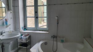 Salle de bains avec baignoire, située à l’étage d’une maison à vendre à Calvisson