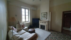 Salon dans une maison de village à Calvisson