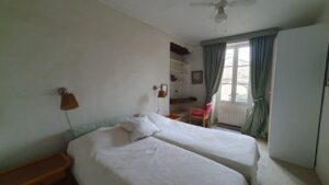 Une des trois chambres de la maison à vendre à Calvisson, avec belle hauteur sous plafond