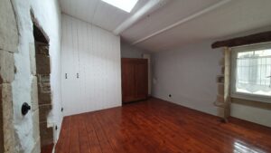 Salle à manger séparée avec cachet dans une maison de village à vendre