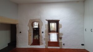 Salle à manger séparée avec cachet dans une maison de village à vendre