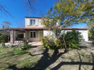 Façade avant de la villa à vendre à Clarensac, située sur un terrain arboré de 1992 m²