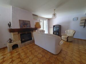 Salon lumineux avec vue sur le jardin, au rez-de-chaussée d’une villa à Clarensac