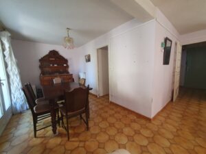 Salon lumineux avec vue sur le jardin, au rez-de-chaussée d’une villa à Clarensac