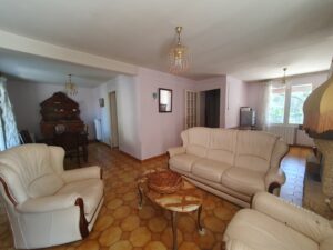 Salon lumineux avec vue sur le jardin, au rez-de-chaussée d’une villa à Clarensac