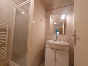 Salle d’eau fonctionnelle avec WC, située au rez-de-chaussée