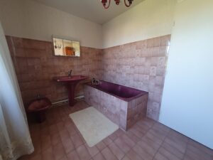 Salle de bains à l’étage avec baignoire, dans une villa familiale à Clarensac