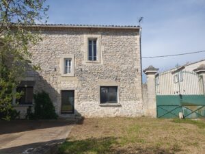 Jardin à réaménager attenant à la maison, en plein cœur du village de Saint-Laurent-d’Aigouze