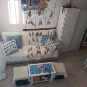 Salon avec canapé dans une villa en résidence à vendre à Calvisson