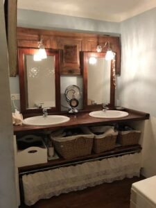 Salle de bains lumineuse dans une maison à vendre à Saint-Dionisy