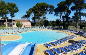Piscine commune de la résidence de loisir à Calvisson