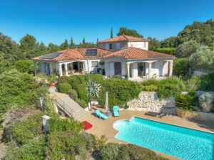 Façade côté jardin avec piscine chauffée, villa à vendre à Sommières