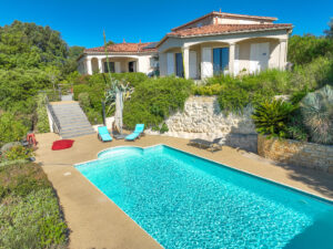 Terrasse avec vue dégagée, en lien direct avec la piscine