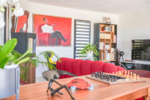 Salle à manger élégante avec grandes ouvertures