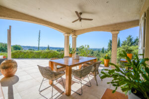 Terrasse avec vue panoramique sur le village de Sommières