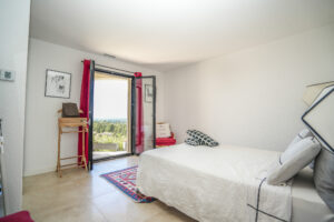 Chambre avec accès direct à la terrasse et vue dominante