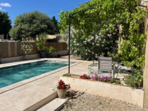 Piscine extérieure avec terrasse dans une villa à vendre à Bagnols-sur-Cèze, quartier résidentiel